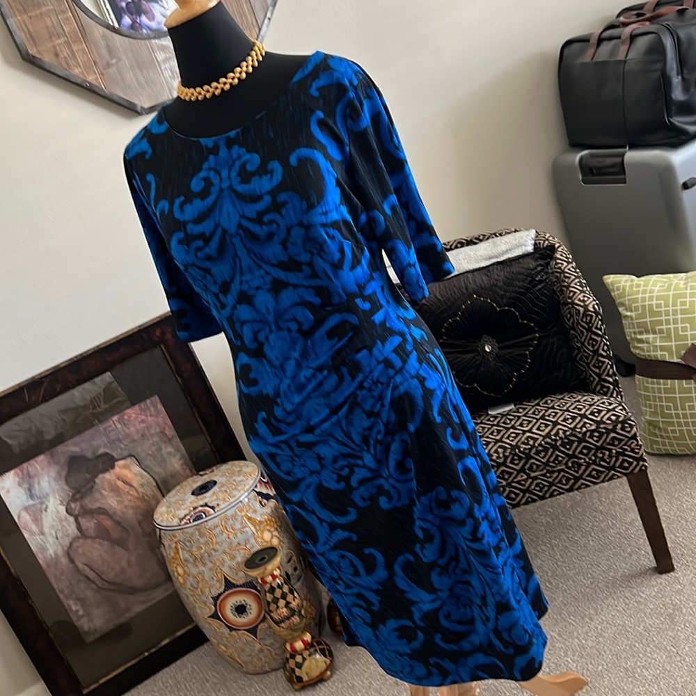 Brilliantly royal blue with black dress by Connected!